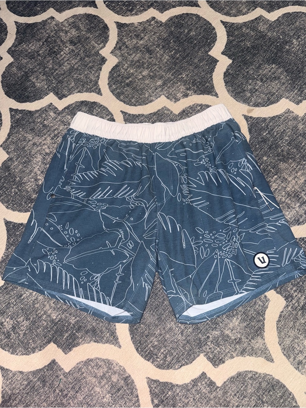 VUORI Maverick Volley Shorts Mens Small Unlined Green Gray Floral Beach